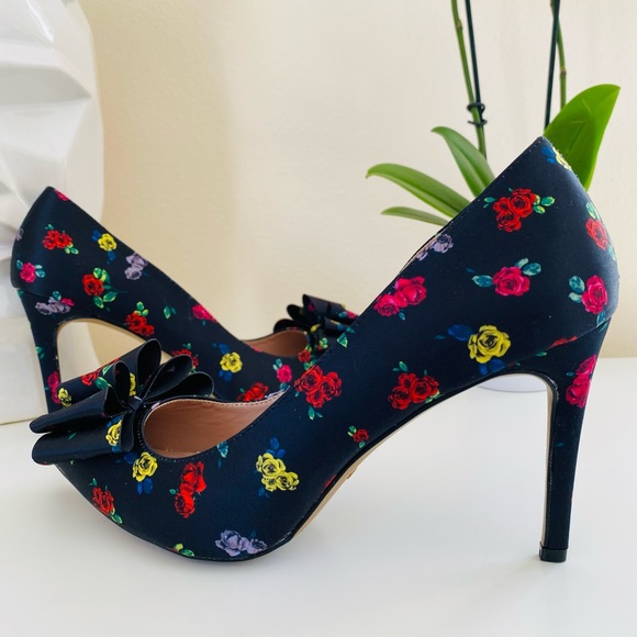 New Betsey Johnson black floral print pointed toe bow heels shoes - Picture 11 of 11